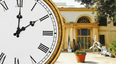 Entrée du musée avec une grande horloge